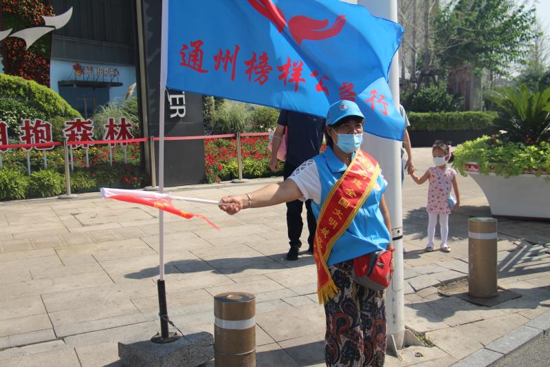 <strong>欧美黑丝口活骚逼</strong>